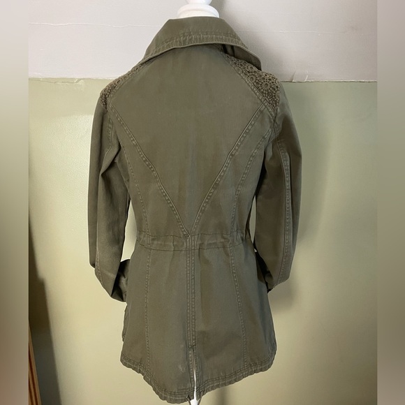 Guess Lightweight Jacket - Picture 2 of 3